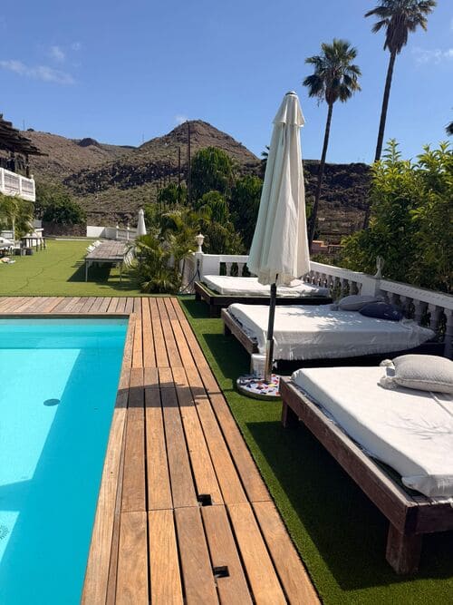 Zona de piscina y solárium en Finca Las Orillas - Retiro de parejas